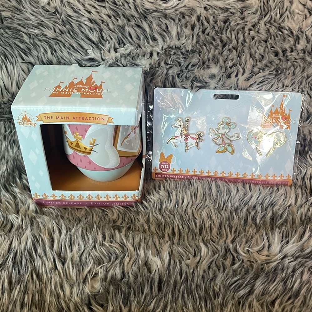 Minnie mouse, the attraction carousel mug, and pin set